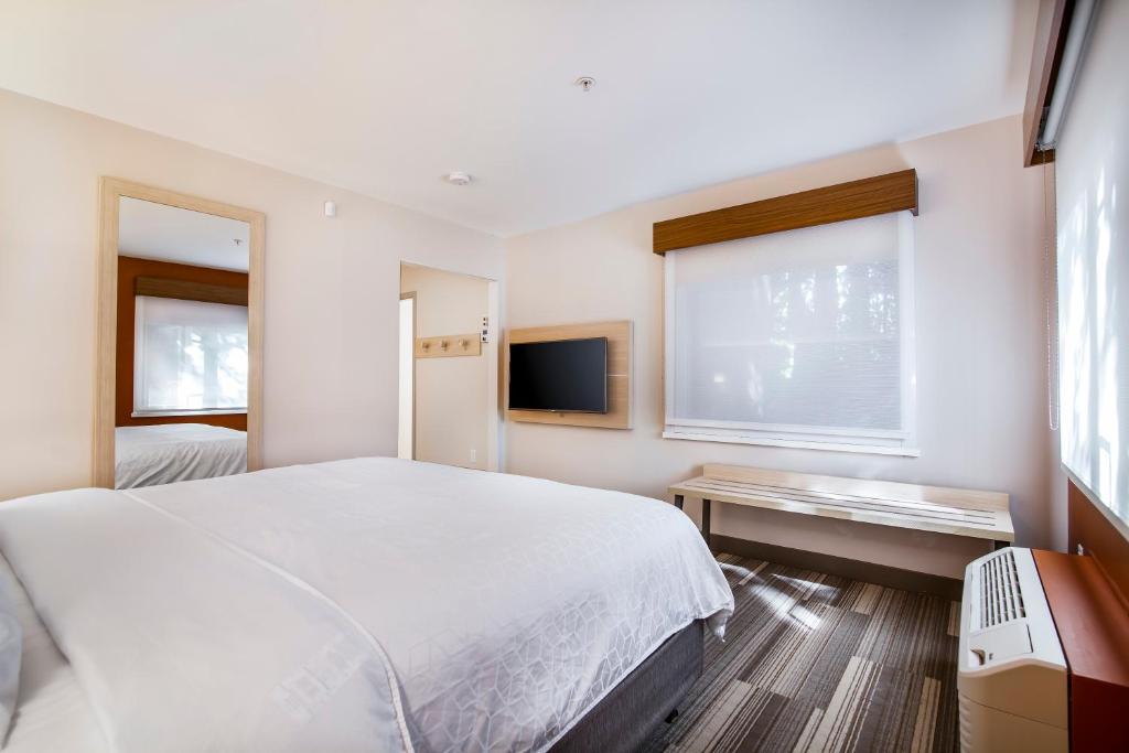 Postel nebo postele na pokoji v ubytování Holiday Inn Express & Suites Langley by IHG