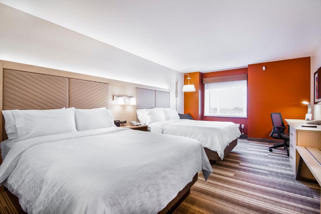 Postel nebo postele na pokoji v ubytování Holiday Inn Express & Suites Langley by IHG