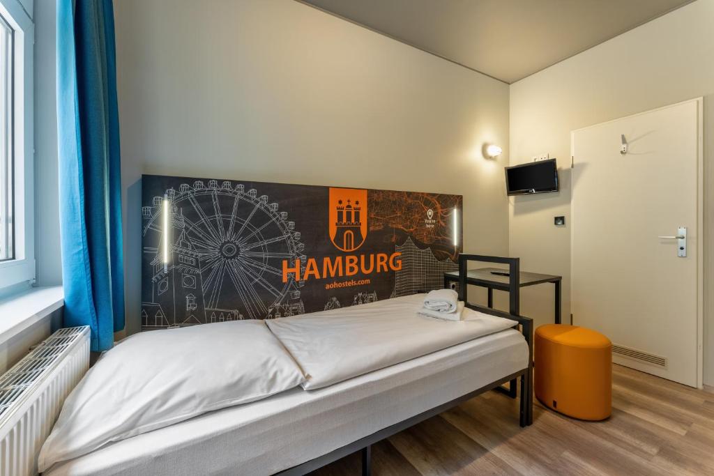 Postel nebo postele na pokoji v ubytování a&o Hamburg Hauptbahnhof