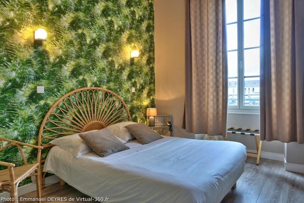 Postel nebo postele na pokoji v ubytování Queen Serenity Hotel