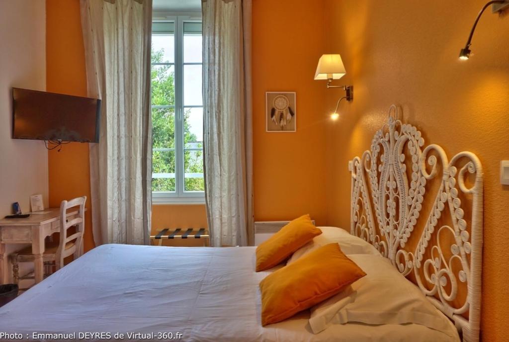 Postel nebo postele na pokoji v ubytování Queen Serenity Hotel