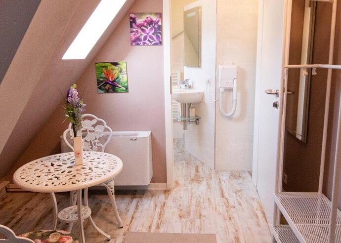 Koupelna v ubytování Historia Hotel
