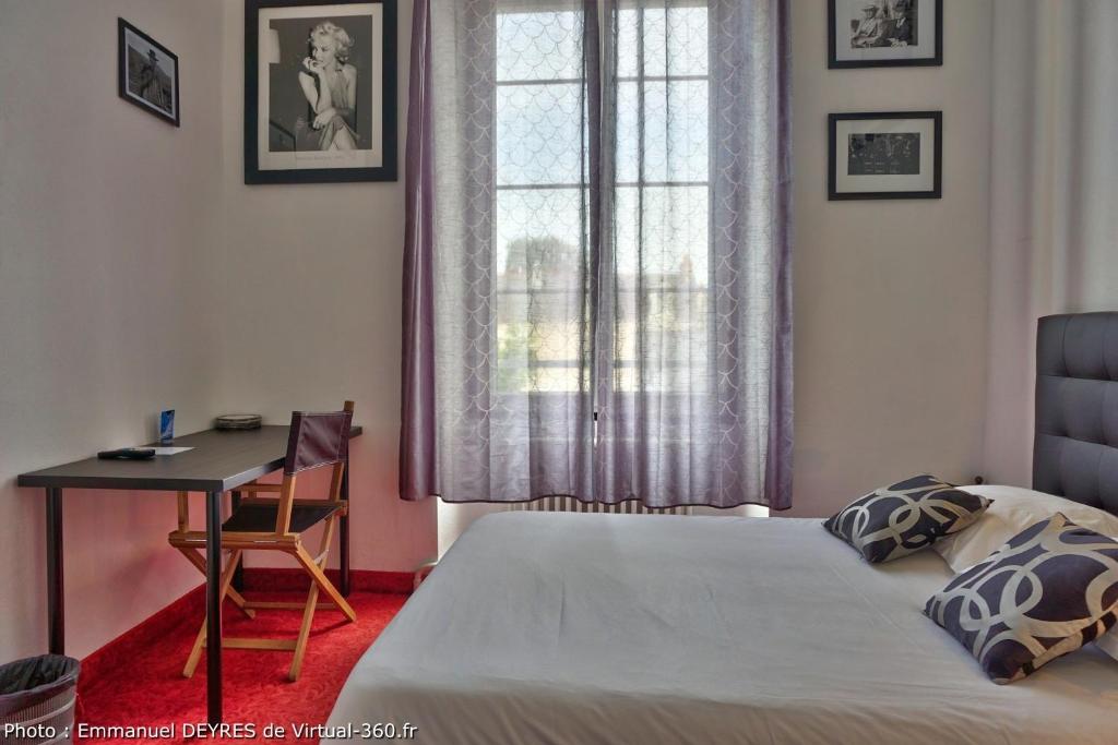 Postel nebo postele na pokoji v ubytování Queen Serenity Hotel