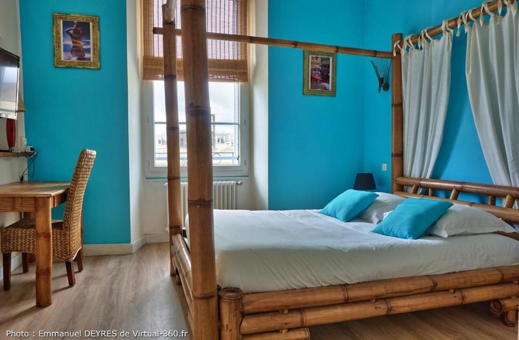 Postel nebo postele na pokoji v ubytování Queen Serenity Hotel