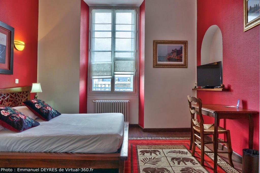 Postel nebo postele na pokoji v ubytování Queen Serenity Hotel