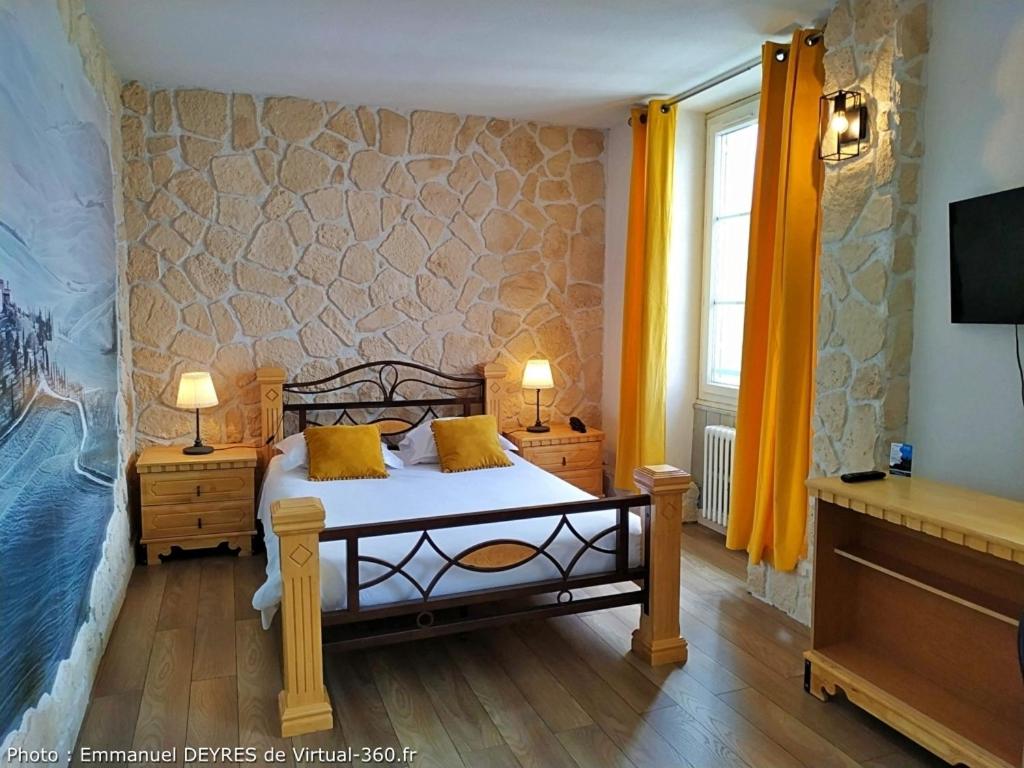 Postel nebo postele na pokoji v ubytování Queen Serenity Hotel