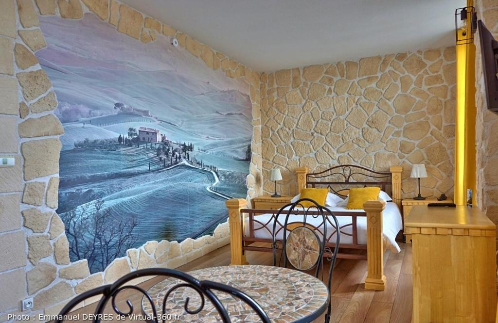 Postel nebo postele na pokoji v ubytování Queen Serenity Hotel