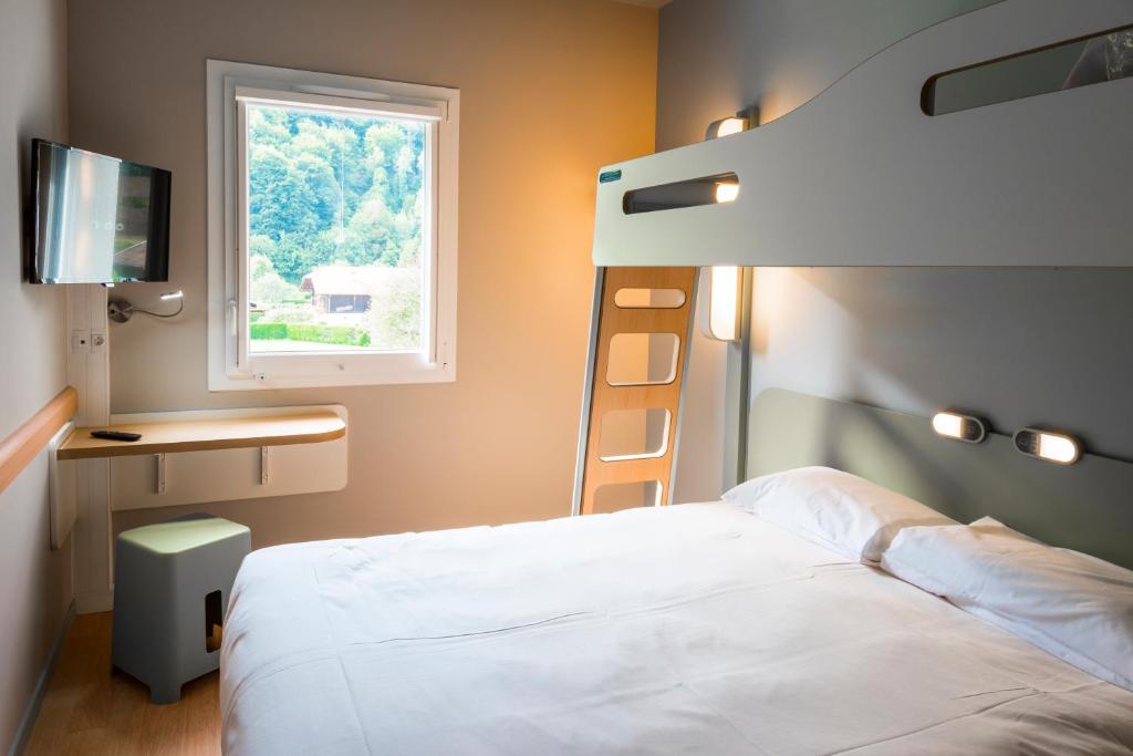 Postel nebo postele na pokoji v ubytování Ibis Budget Sallanches