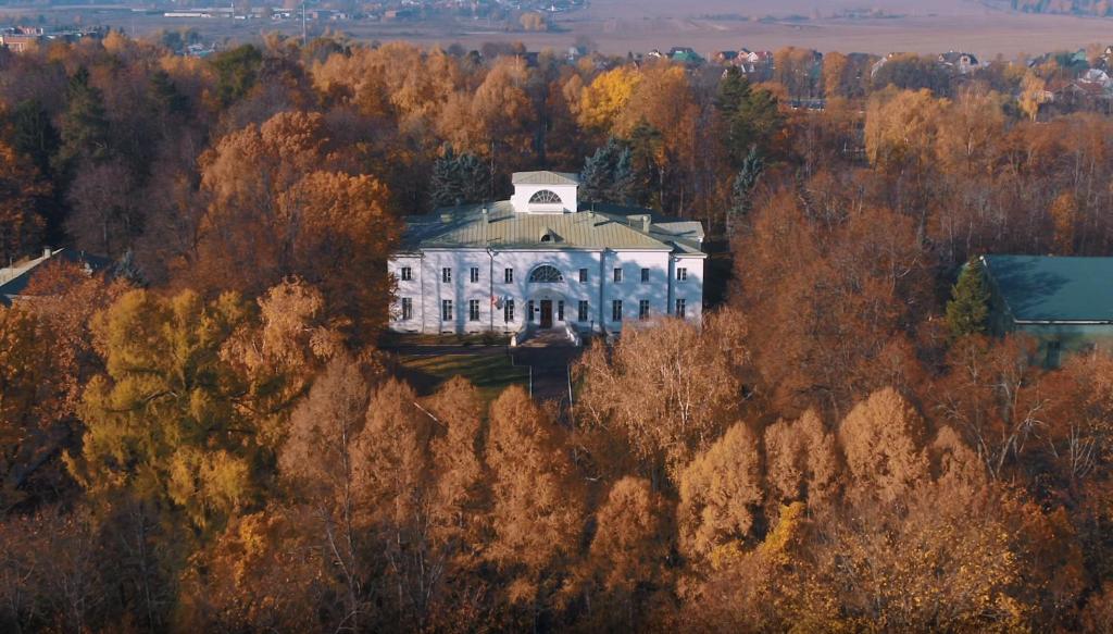 una casa grande en medio de un bosque de árboles en Park hotel Ershovo, en Zvenigorod