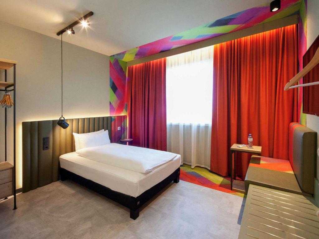 Posteľ alebo postele v izbe v ubytovaní ibis Styles Parndorf Neusiedler See