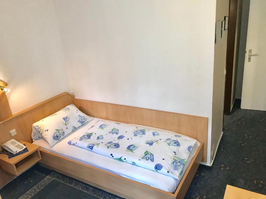 Bett in einem kleinen Zimmer mit einem Bett sidx sidx sidx sidx in der Unterkunft Hotel Terminus in Mainz