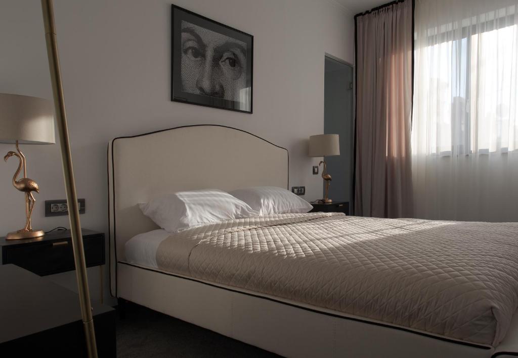 Postel nebo postele na pokoji v ubytování The Square Hotel