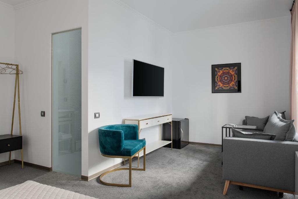 TV a/nebo společenská místnost v ubytování The Square Hotel