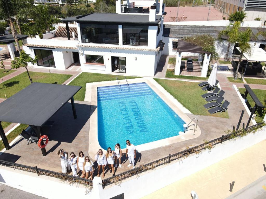 um grupo de pessoas ao lado de uma piscina em VillaCasa Marbella em Marbella