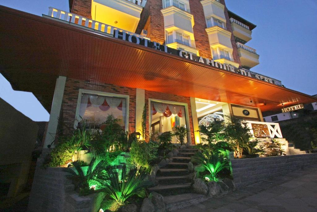 un edificio con escaleras y plantas delante de él en Hotel Glamour da Serra, en Gramado