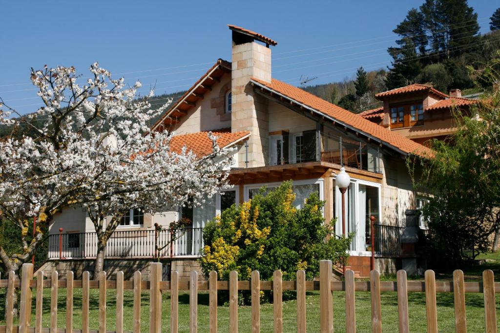 una casa con una valla delante de ella en Casa Rural Alquitara, en Ojedo