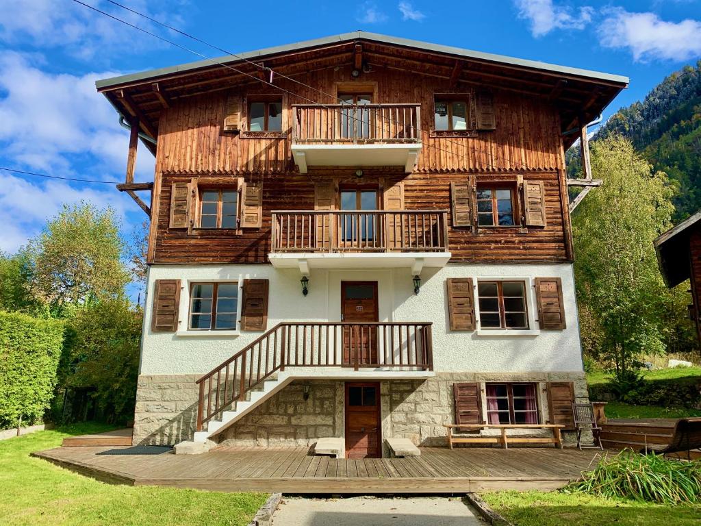 Cette grande maison en bois dispose d'un balcon. dans l'établissement The Castle, 10 Bedroom Chalet, Chamonix Centre, à Chamonix-Mont-Blanc