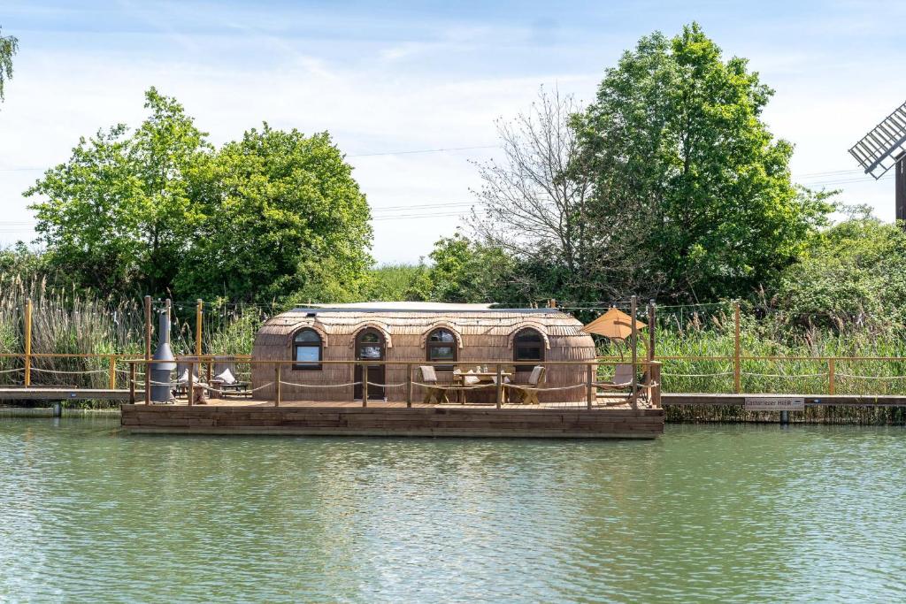 łódź w wodzie na rzece w obiekcie schwimmendes Iglu Romantik & Family w mieście Parey