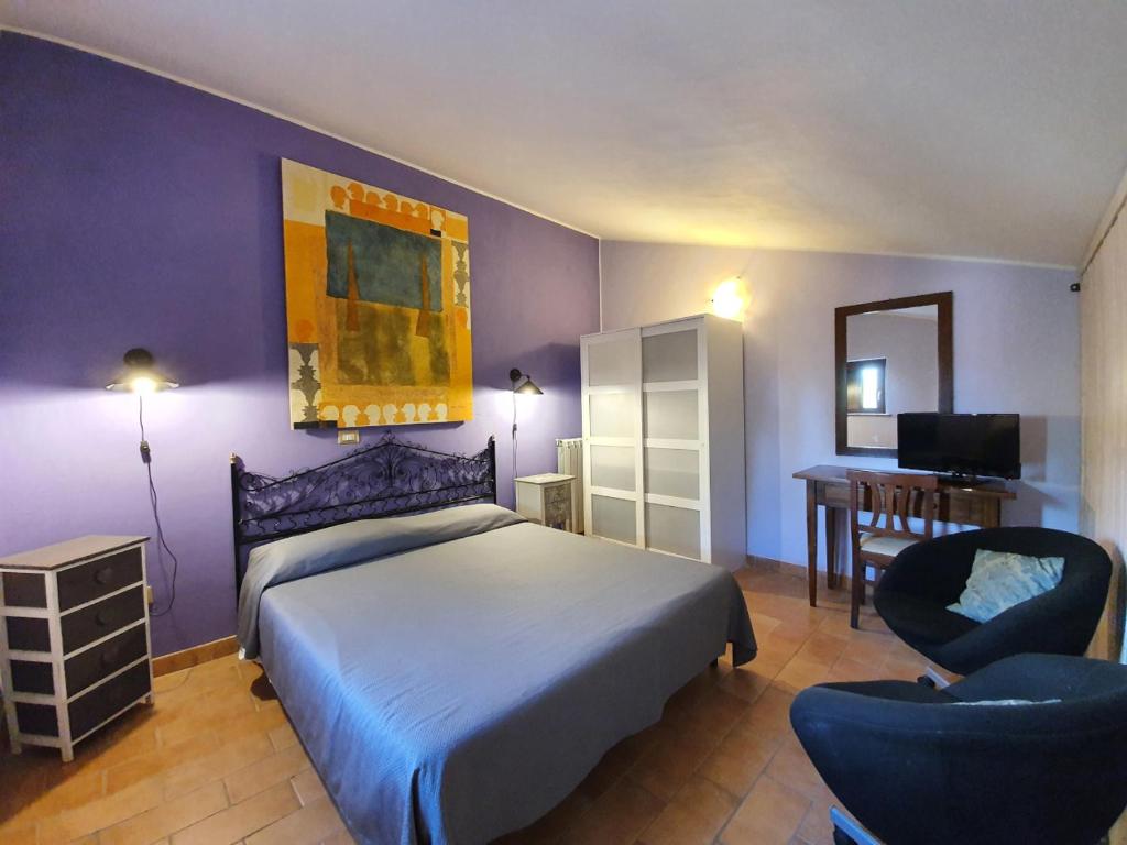 sypialnia z łóżkiem, biurkiem i krzesłem w obiekcie Bio Agriturismo Valle dei Calanchi w mieście Castiglione in Teverina