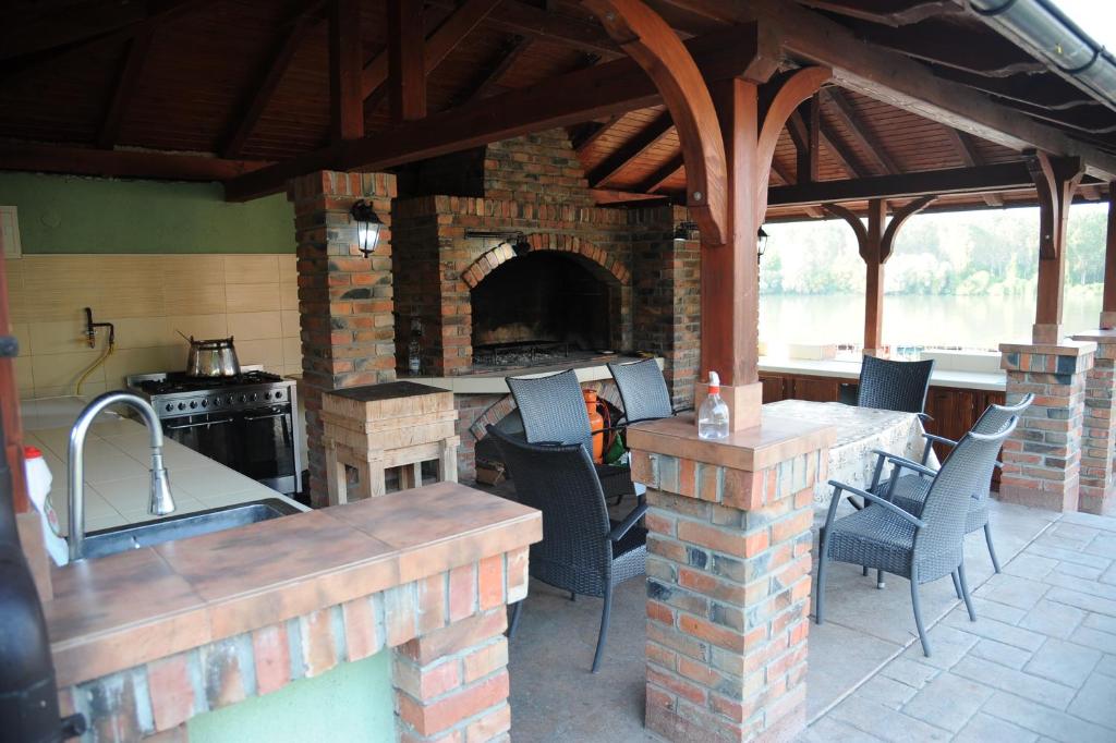 patio con cocina al aire libre con horno de ladrillo en Vila Odmor na Dunavu, en Beočin