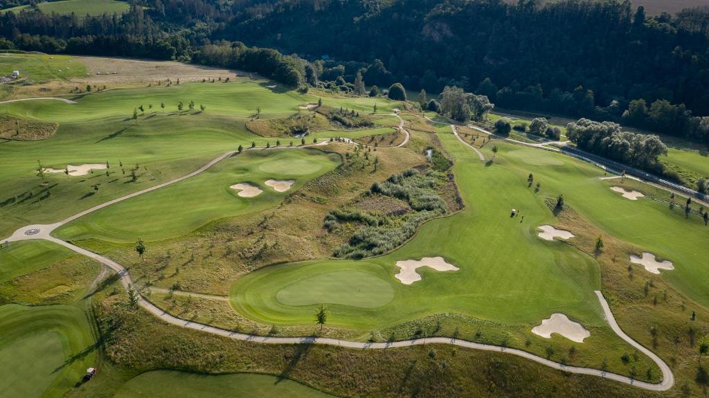 Golf v rezortu nebo okolí