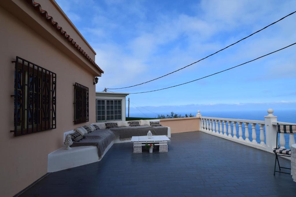 patio con sofá y mesa en el balcón en Casa Noni, en Santa Cruz de Tenerife