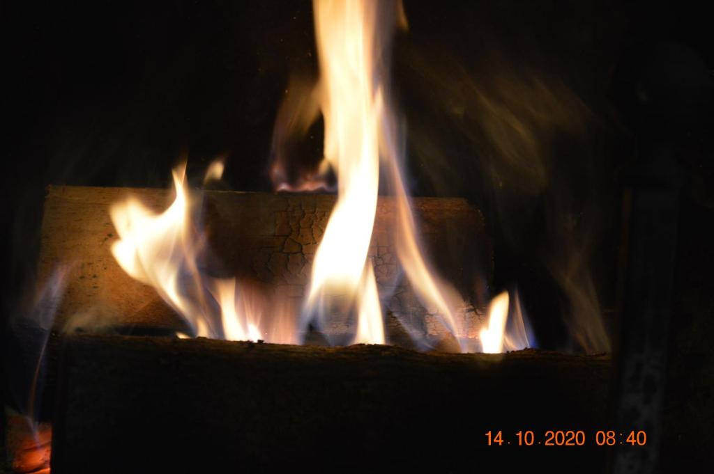 un fuego se quema en un horno de piedra en Villa Dacia, en Guiglia