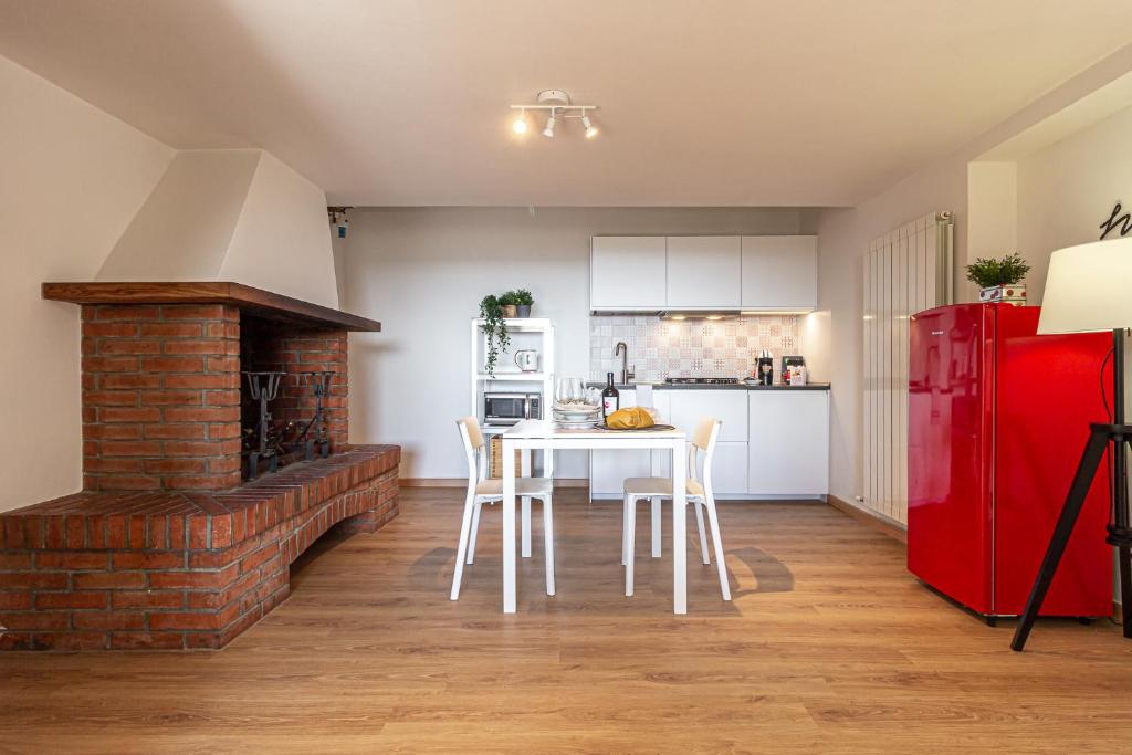 Kuchyň nebo kuchyňský kout v ubytování Spacious Apartment with Garden & Air Conditioning - La Grande Finestra