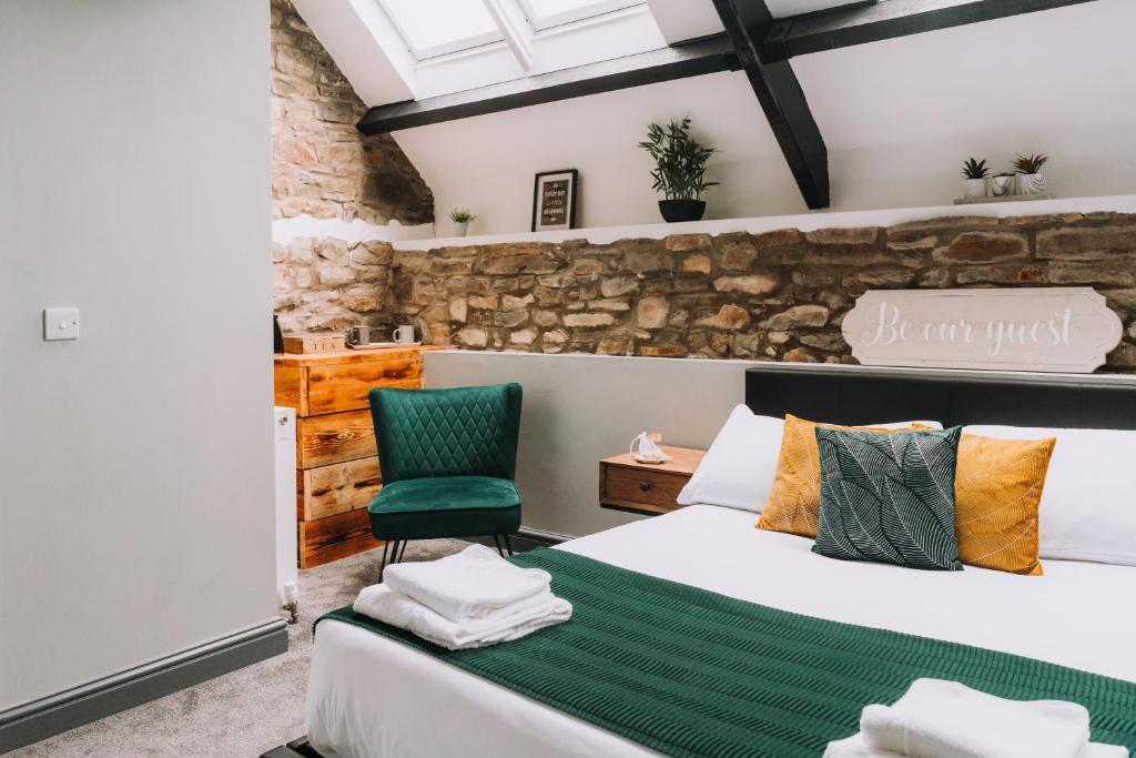 Sgwd Gwladys Lodge tesisinde bir odada yatak veya yataklar