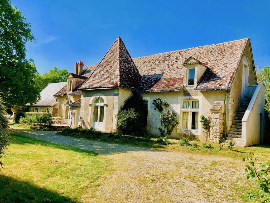 an old stone house with a large yard at Domaine de l'Augeonnière in Villandry