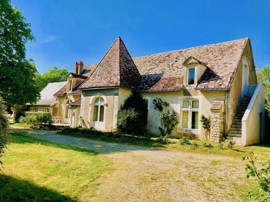 uma antiga casa de pedra com um grande quintal em Domaine de l'Augeonnière em Villandry