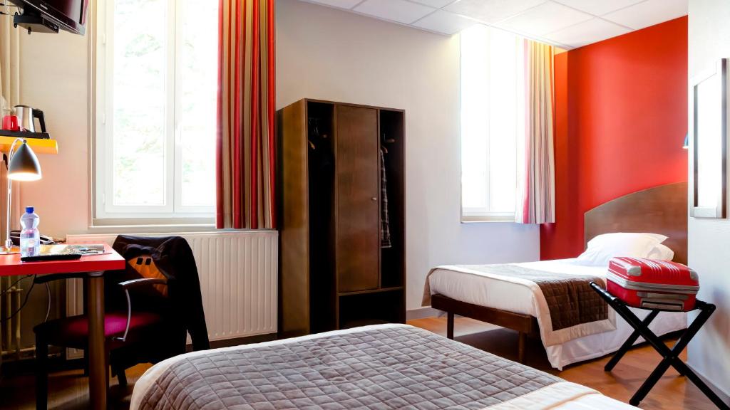Postel nebo postele na pokoji v ubytování Domaine Lyon Saint Joseph
