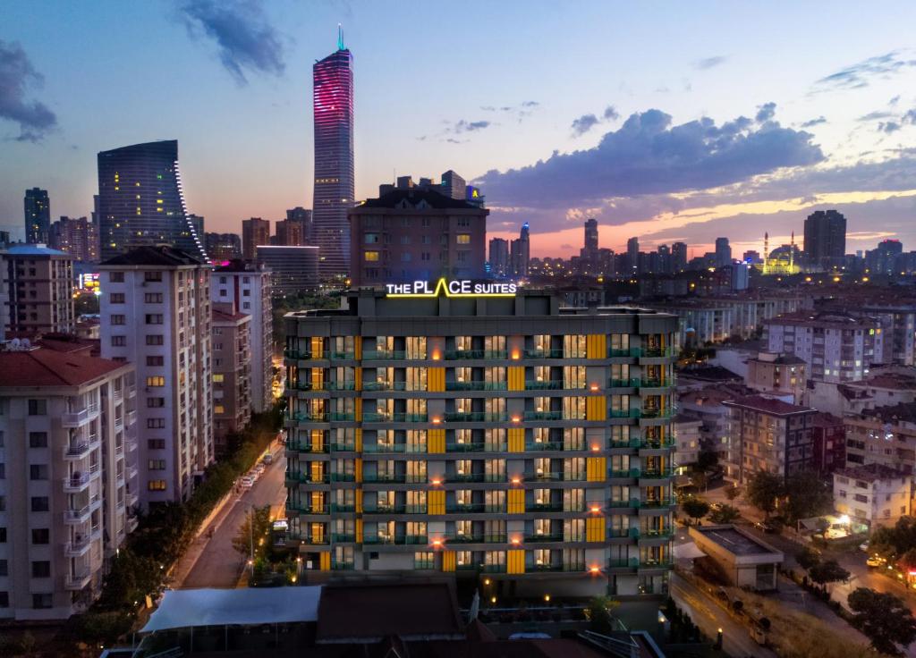 un perfil urbano por la noche con un edificio alto en Ataşehir The Place Suites, en Estambul