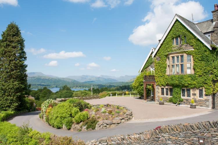 ウィンダミアにあるHolbeck Ghyll Country House Hotel with Stunning Lake Viewsの蔦の木が横に生えている家