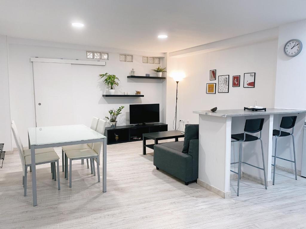 salon ze stołem i kanapą w obiekcie GMC Turistics - Great Apartment for Groups & Families w Maladze