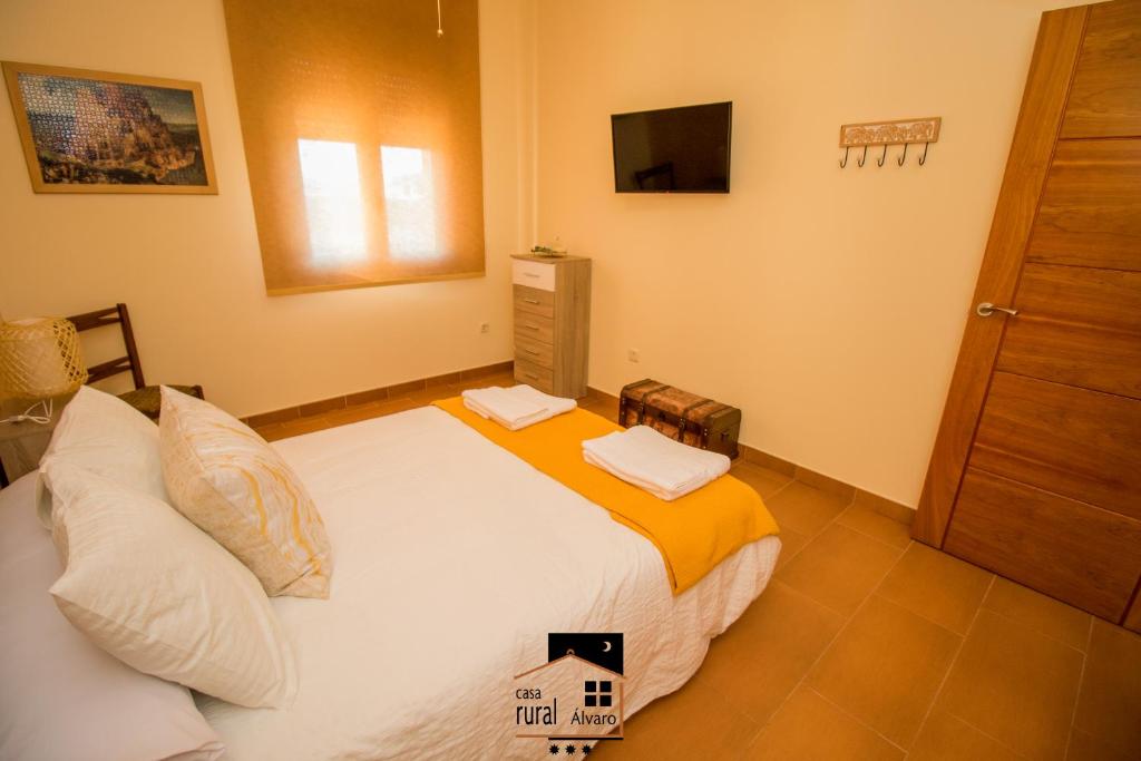 Postel nebo postele na pokoji v ubytování Casa Rural Alvaro