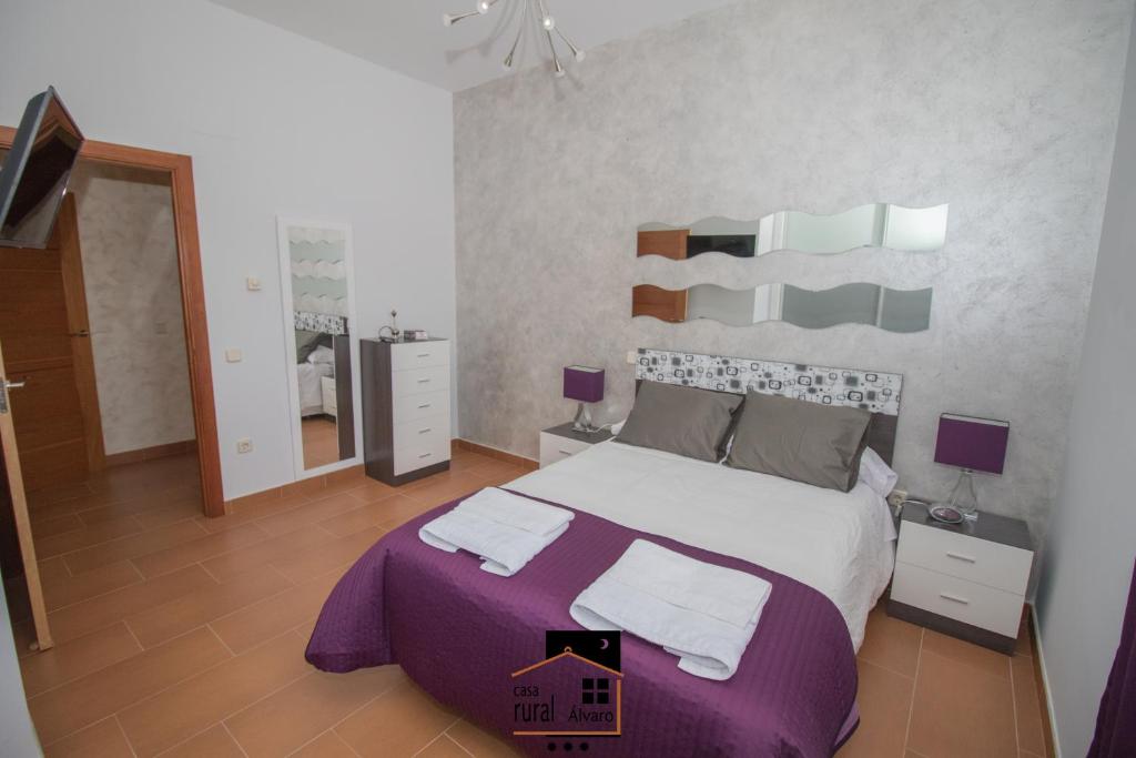 Postel nebo postele na pokoji v ubytování Casa Rural Alvaro