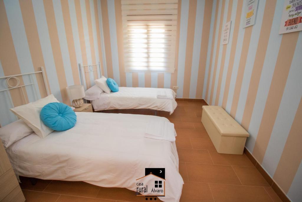 Postel nebo postele na pokoji v ubytování Casa Rural Alvaro