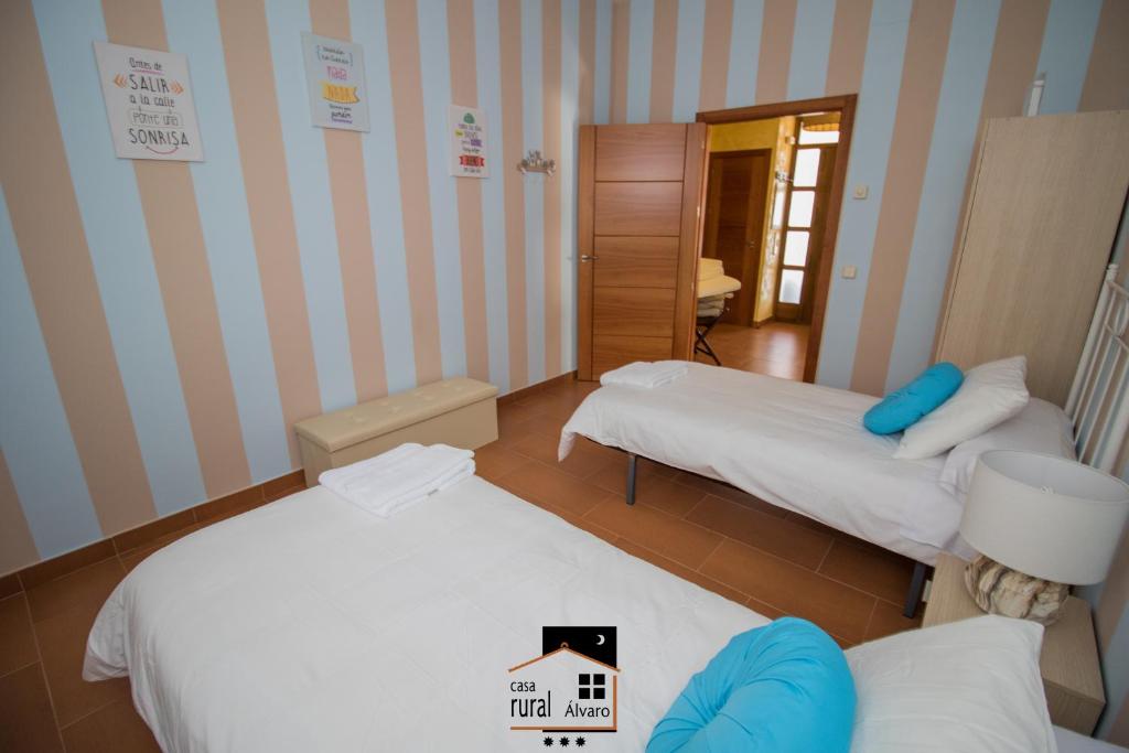 Postel nebo postele na pokoji v ubytování Casa Rural Alvaro