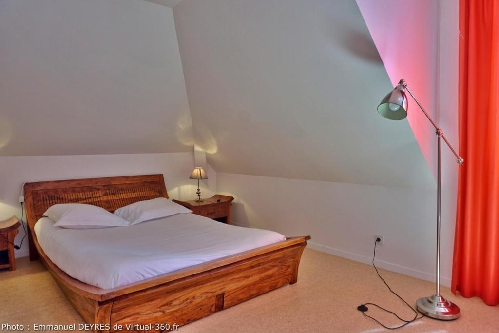Postel nebo postele na pokoji v ubytování Queen Serenity Hotel