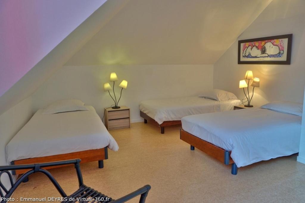 Postel nebo postele na pokoji v ubytování Queen Serenity Hotel