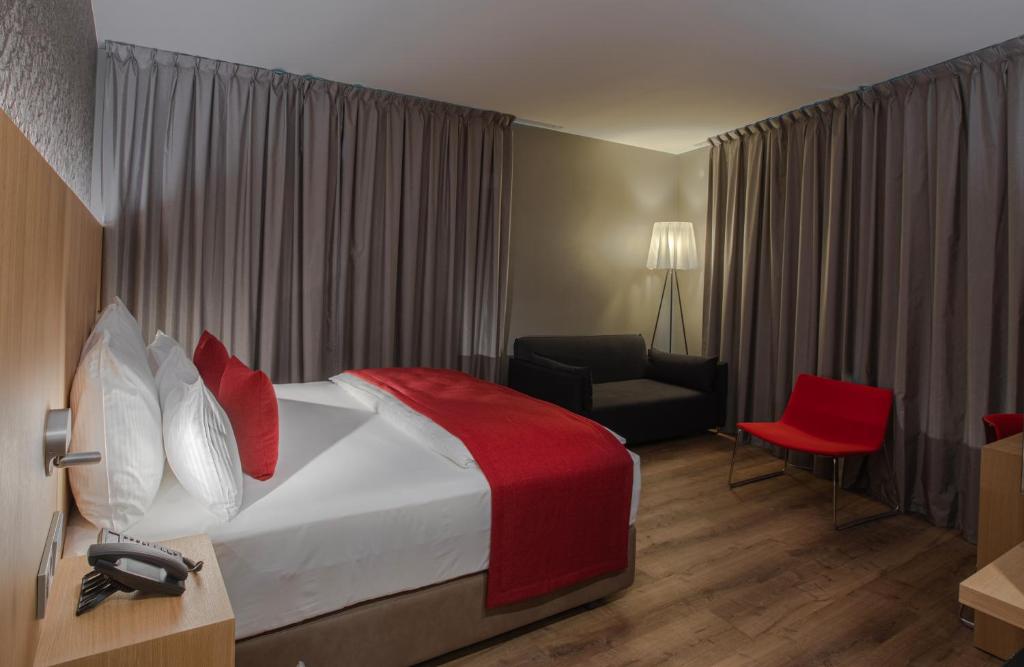 una habitación de hotel con una cama y una silla en Ocak Hotel, en Berlín