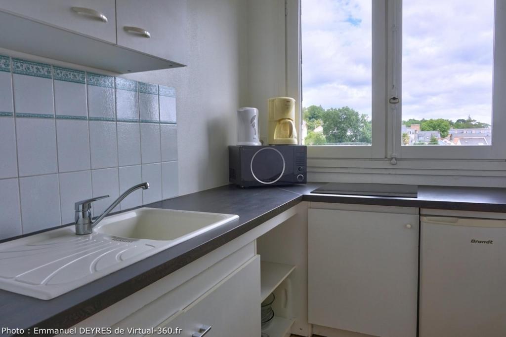 Kuchyň nebo kuchyňský kout v ubytování Queen Serenity Hotel