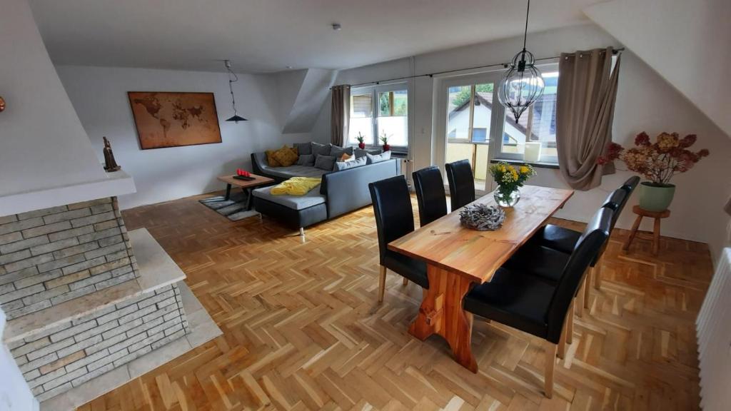 ein Wohnzimmer mit einem Tisch und einem Sofa in der Unterkunft Ferienwohnung Rolf in Crottendorf