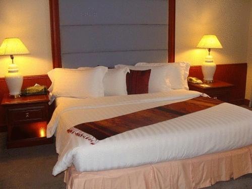Postel nebo postele na pokoji v ubytování Charoen Thani Hotel, Khon Kaen