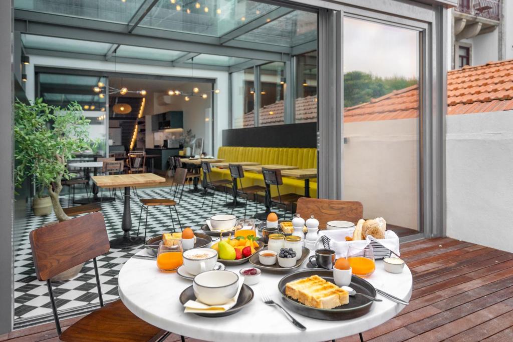 Restaurace v ubytování Luxury Old Town Oasis for Family and Friends (Daily Breakfast + Housekeeping incl)