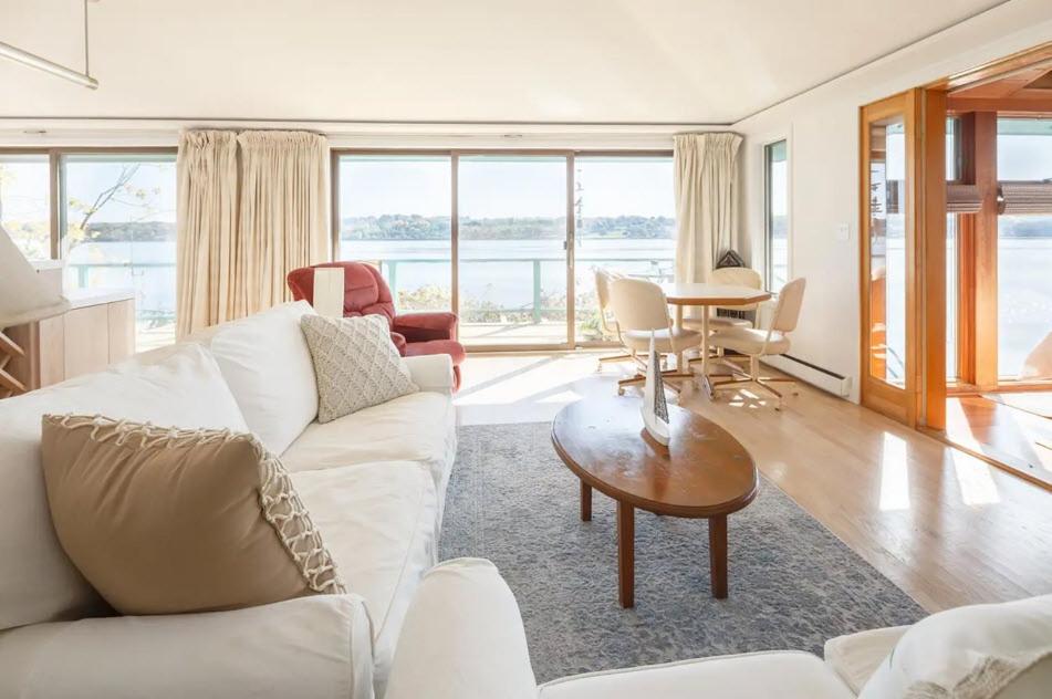 Posezení v ubytování Hudson Riverfront Home