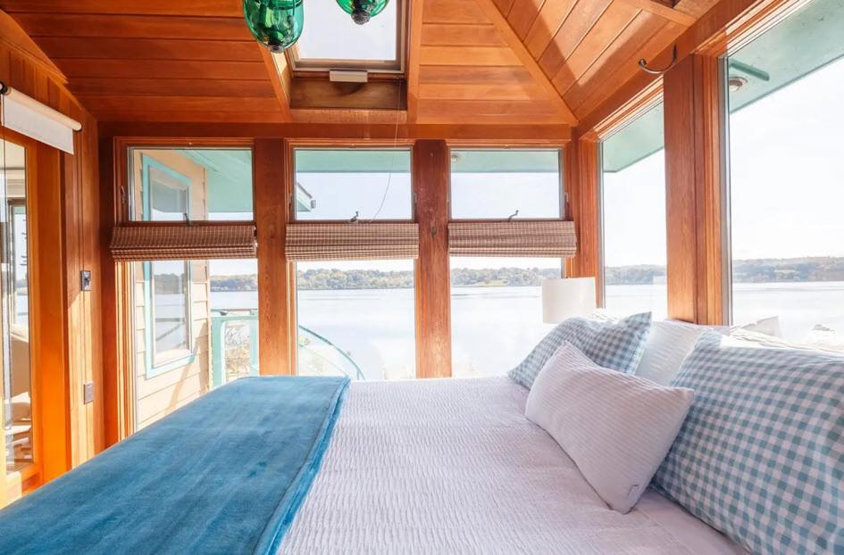 Postel nebo postele na pokoji v ubytování Hudson Riverfront Home