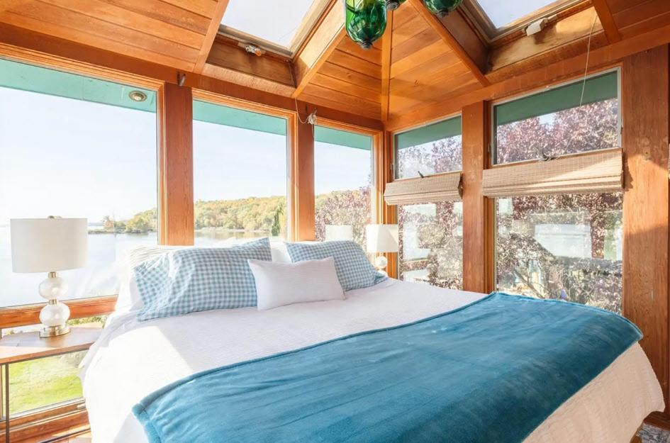 Postel nebo postele na pokoji v ubytování Hudson Riverfront Home