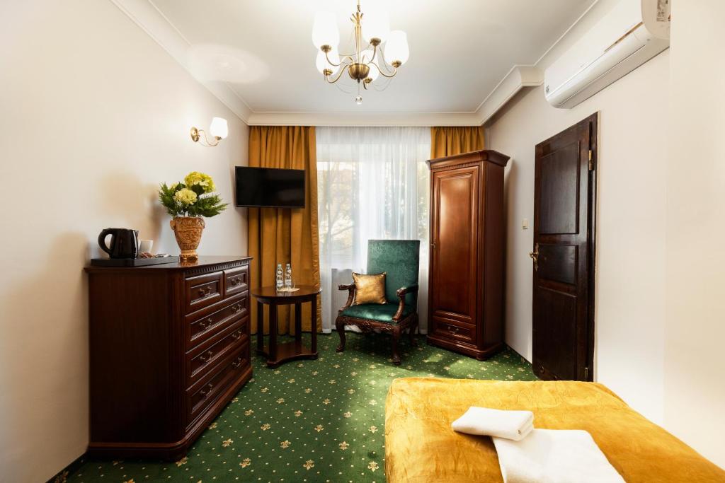 Televízia a/alebo spoločenská miestnosť v ubytovaní Villa Toscania-check in 24h